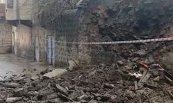 Siverek'te duvar çöktü: 2 çocuk saniyelerle kurtuldu
