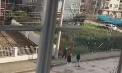 Sokak ortasında havaya ateş eden çocuk kamerada