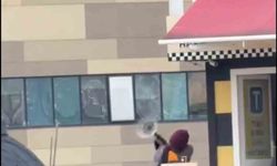 Taksi bulamayınca durağı böyle dağıttı, görenler şoka girdi