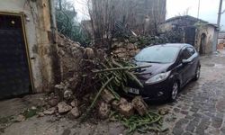 Tarsus'ta duvar çöktü, park halindeki araç zarar gördü