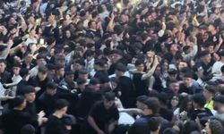 Tekme tokat darp edildi, çevredekiler aldırış etmeden müziğe ayak uydurdu