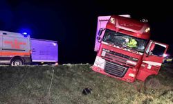 Tır devrilmekten son anda kurtuldu