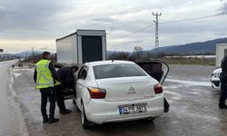 Tokat'ta uygulama noktasında bir araçta kaçak göçmen yakalandı