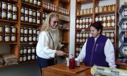 Tuğba Özay'dan Kars'ta Birlik ve Beraberlik Mesajı: 'Emperyalizmin oyununa gelmeyelim'