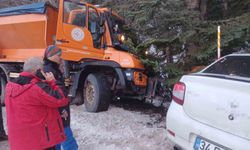 Uludağ yolunda kar küreme aracı otomobille çarpıştı: 2 yaralı