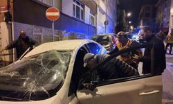 Üsküdar'da kontrolden çıkan otomobil iki araca çarparak takla attı