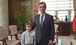 Vali Karakaya'dan kar altında İstiklal Marşı okuyan öğrenciye teşekkür