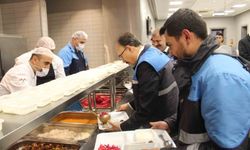 Vali Kızılkaya iftarda madencilerin sofrasında misafir oldu