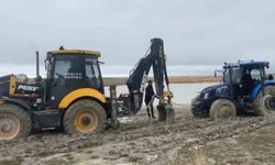 Van Gölü sahilinde çamura saplanan traktör kepçe ile kurtarıldı