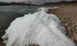 Van'da baraj gölünde donan dalgalar görsel şölen sundu