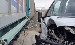 Van'da faciadan dönüldü: Tren ile okul servisi çarpıştı