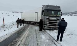 Varto'da kar nedeniyle kayan tır ulaşımı durdurdu