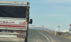 Vatandaşlar iki ilçe arasındaki çukurlu yolun onarılmasını istiyor