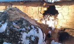 Yamaçtan kopan dev kaya neredeyse evi yıkıyordu