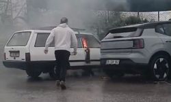 Yanan otomobile yol kenarındaki su birikintisinden doldurduğu kovayla müdahale etti