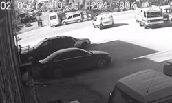 Yolcu minibüsü ile hafif ticari aracın karıştığı kaza anı kameraya yansıdı