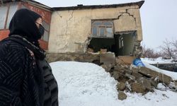Yüksekova'da bir evin duvarı yıkıldı: 'Deprem oluyor sandım'