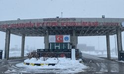 Yüksekova'da uçak seferlerine sis ve kar engeli