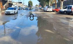 Yüreğir'de yol isyanı: Belediye çukuru kapatmayınca vatandaş lastikle önlem aldı