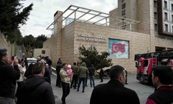 Zeytinburnu'nda bulunan polisevinin çatısında bilinmeyen bir nedenle yangın çıktı. Olay yerine çok sayıda itfaiye ekibi sevk edildi, ekiplerin söndürme çalışması sürüyor.