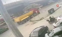 Korku Dolu Anlar: Devrilen Motosiklet Sürücüsü Tırın Altından Son Anda Kurtuldu
