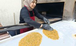 4 çocuk annesini gören şaşırıyor: Elinde küreği lahmacun ustalığı yapıyor