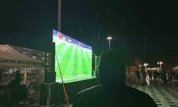 A Milli Futbol Takımı'na yağmur altında destek