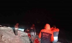 Ağrı'da tipi nedeniyle şarampole kayan araçtaki 2'si çocuk 4 kişi kurtarıldı