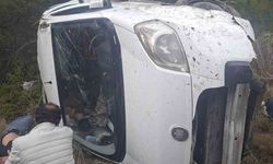Akseki-Manavgat Karayolunda hafif ticari araç şarampole devrildi: 1'i ağır 6 yaralı