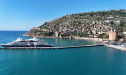 Alanya'ya Fransız bayraklı kruvaziyer demir attı