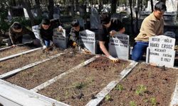 Anneannelerinin öğüdüyle başladılar, binlerce mezarı temizlediler