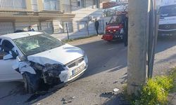 Antalya'da otomobil elektrik direğine çarptı: 3 yaralı