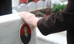 Arefe gününde Cebeci Askeri Şehitliği'ni ziyaret eden aileler şehitlerin kabirleri başında dua etti