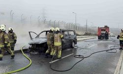 Arnavutköy'de seyir halindeki VIP taksi alev alev yandı