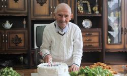 Asırlık dede, 102'nci yaşını pasta keserek karşıladı: 'Sıhhatim gençlik gibi devam ediyor'