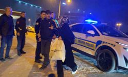 Babası kaputun üstünde oturup polise direndi: Yüksek sesle seyreden sürücünün aracı trafikten men edildi