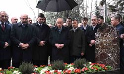 Bahçeli, Merhum Türkeş'in kabrini ziyaret etti
