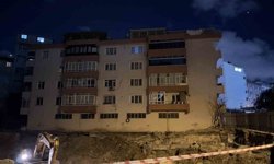 Bahçelievler'de inşaat çalışmasında zemininde boşluk oluşan 4 katlı bina mühürlendi