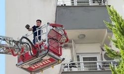 Balkon filesine takılan güvercini itfaiye kurtardı
