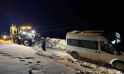 Başkale'de yoldan çıkan minibüs kara saplandı