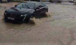 Batman'da sağanak yağış nedeniyle yollar göle döndü, sürücüler zor anlar yaşadı