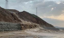 Batman'da yağmur sonrası sulama kanalı taştı: Kara yolu tek şeride düştü