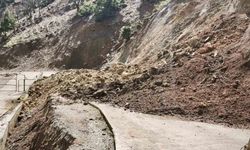 Batman'ın üç ilçesinde meydana gelen toprak kayması ulaşımda aksamalara neden oldu