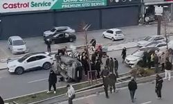 Beylikdüzü'nde direğe çarpan araç takla attı