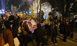 Beyoğlu'nda yasak dinlemeyen 5 gösterici gözaltına alındı