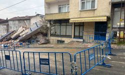 'Bu işin ustasıyız' diyen İBB ekibinin tehlikeli yıkımı kamerada: 5 katlı bina yerle bir oldu, yan binanın kolonu zarar gördü