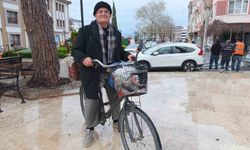 Burhaniye'de yaşlı adam her yere bisikletle gidiyor