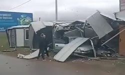 Bursa'da kontrolden çıkan otomobil prefabrik yapıya girdi