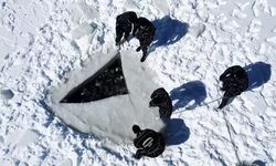 Buzla kaplı gölette nefes kesen dalış