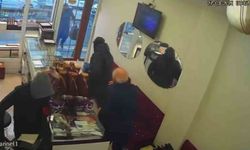 Diyarbakır'da silahla kuyumcu soygunu kamerada: Yaklaşık 1,5 kilo altın çalıp kayıplara karıştılar